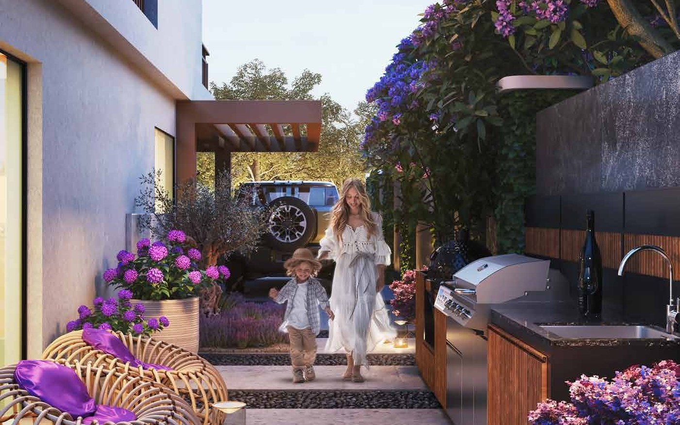 The private garden and outdoor kitchen of a Violet 4 townhouse