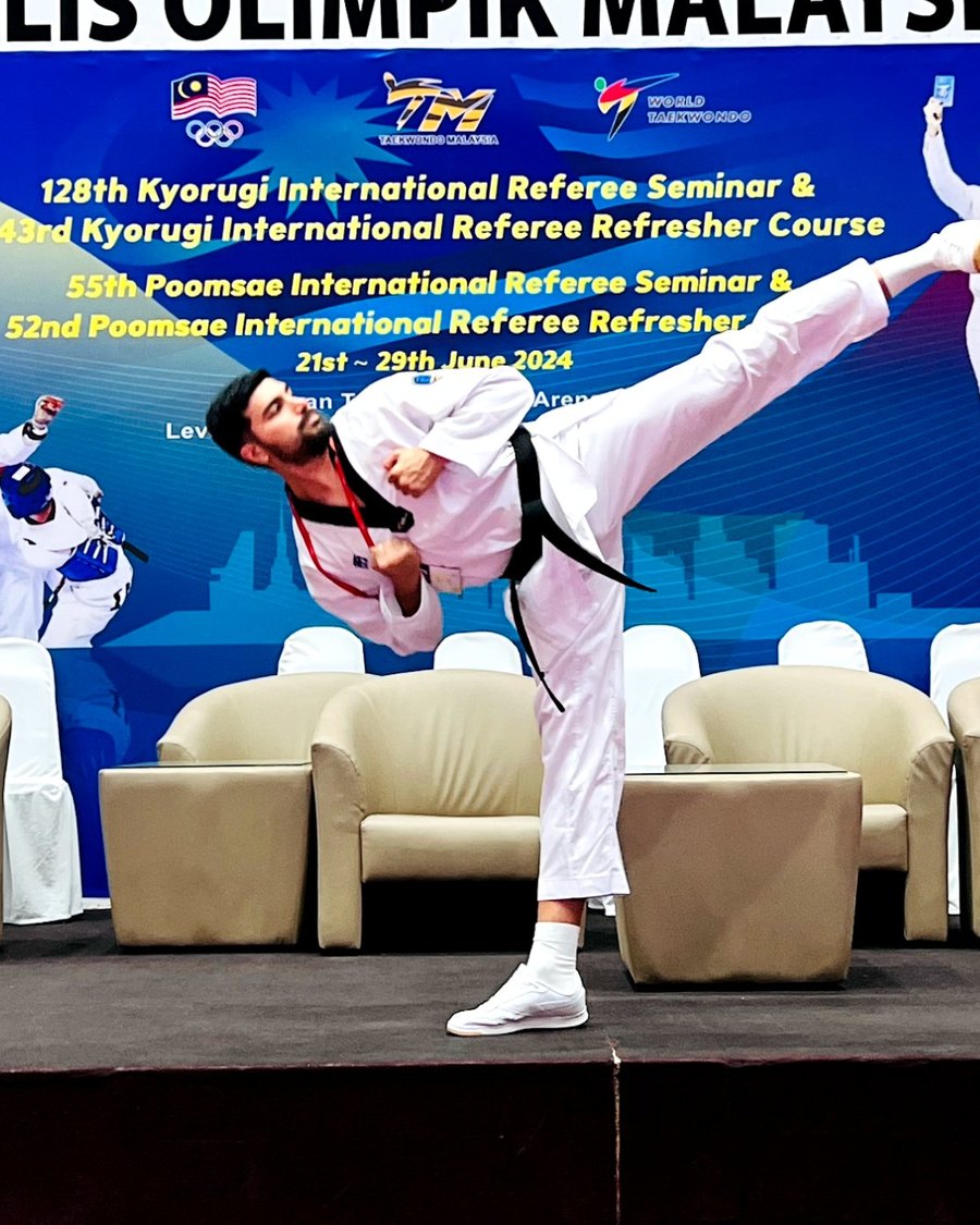 Houman Jalouti refereeing an international Taekwondo bout